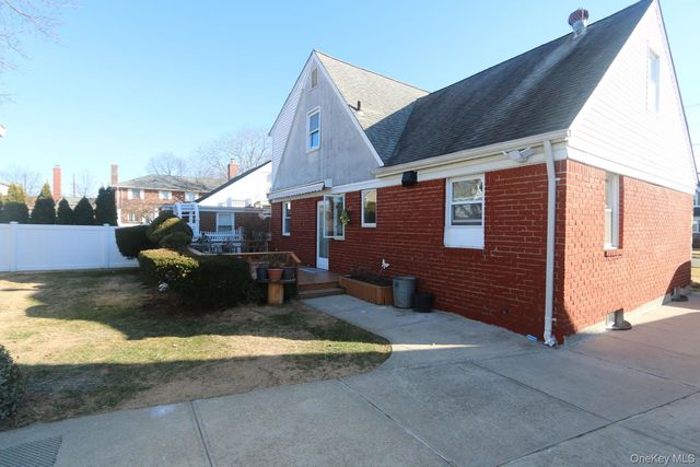 73 Evans Street, New Hyde Park, NY 11040