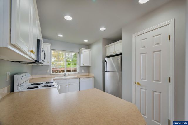 332 Crystal Springs Ln N, Keizer, OR 97303