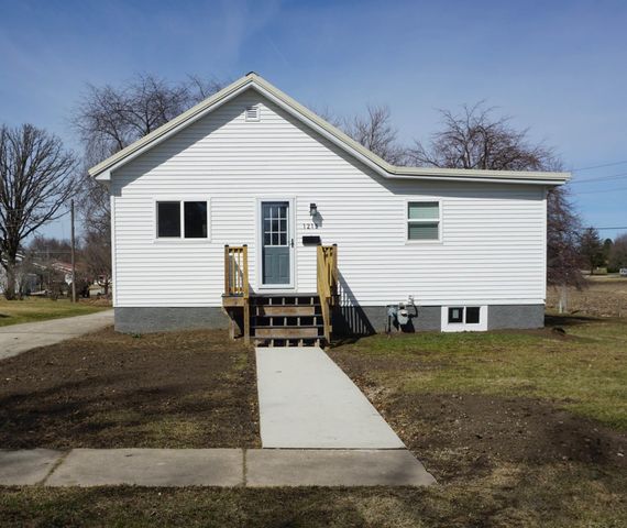 1215 3rd Avenue, Ackley, IA 50601