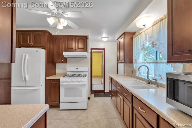 8610 N Evangeline Street, Dearborn Heights, MI 48127