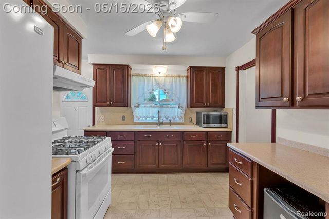 8610 N Evangeline Street, Dearborn Heights, MI 48127