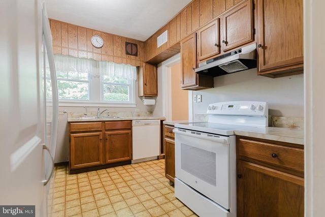 1 PARKWAY AVE, Plainsboro, NJ 08536