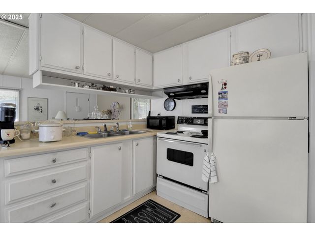 1475 GREEN ACRES Rd 146, Eugene, OR 97408