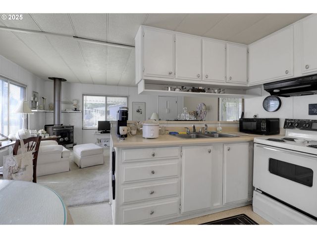 1475 GREEN ACRES Rd 146, Eugene, OR 97408