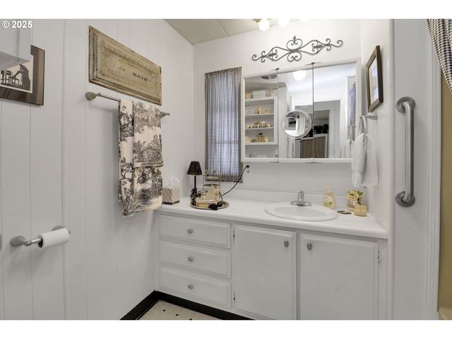 1475 GREEN ACRES Rd 146, Eugene, OR 97408