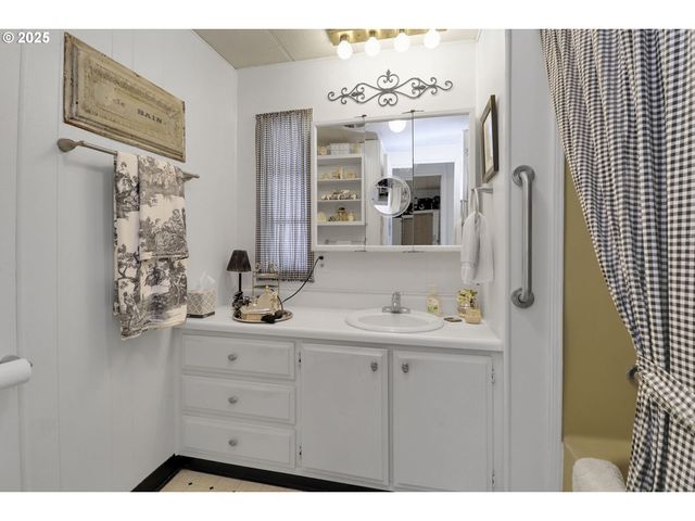 1475 GREEN ACRES Rd 146, Eugene, OR 97408