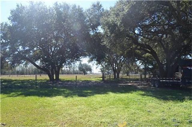 319 Wallace Road, Hankamer, TX 77560