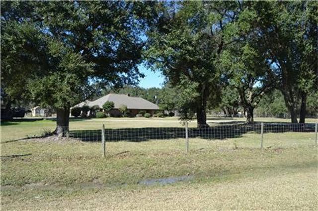 319 Wallace Road, Hankamer, TX 77560