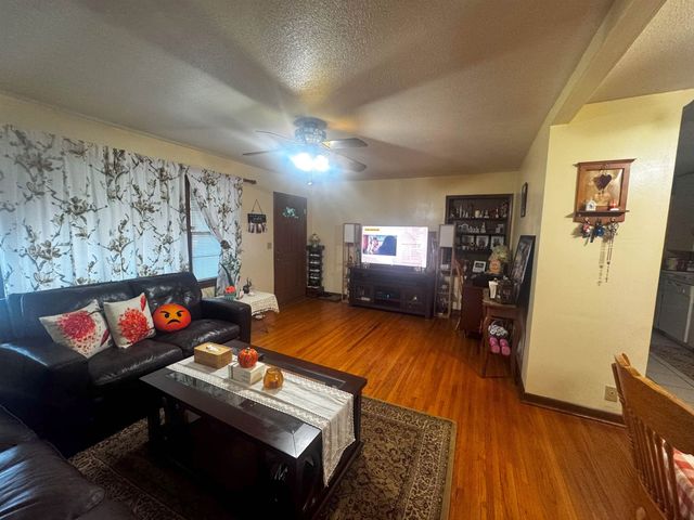 930 Lexington Rd, Wichita, KS 67218