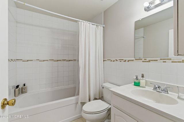 17 Treeside Lane, Lakewood, NJ 08701