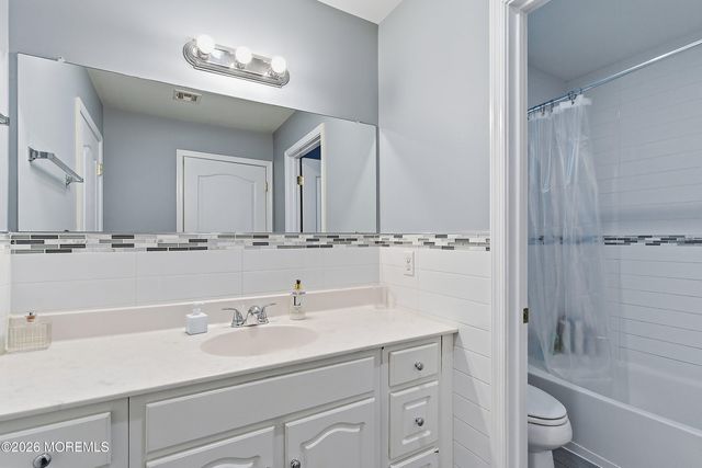 17 Treeside Lane, Lakewood, NJ 08701