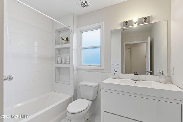 17 Treeside Lane, Lakewood, NJ 08701