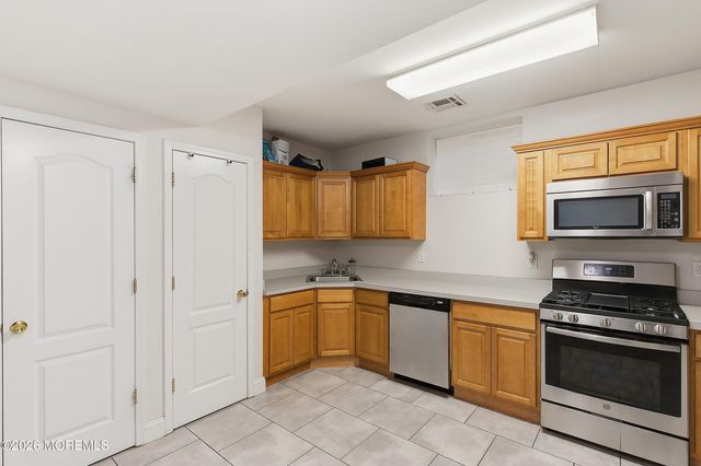 17 Treeside Lane, Lakewood, NJ 08701