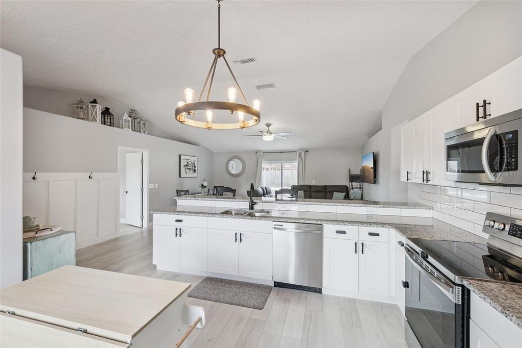 Image 4 of property listing at 1448 ROYAL TERRACE, Deltona, FL 32738