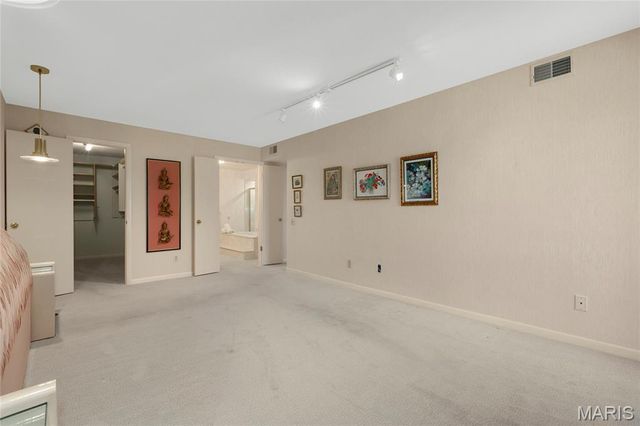 585 Coeur De Royale Drive 206, Creve Coeur, MO 63141
