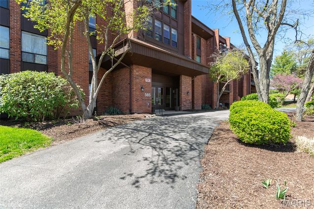 585 Coeur De Royale Drive 206, Creve Coeur, MO 63141