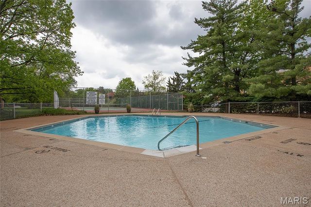 585 Coeur De Royale Drive 206, Creve Coeur, MO 63141