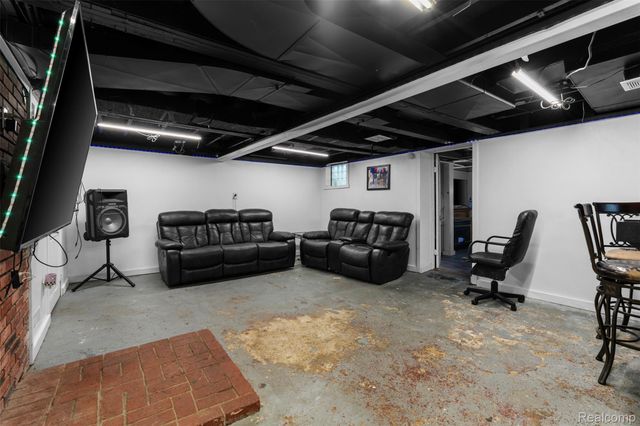 22355 Curie Avenue, Warren, MI 48091