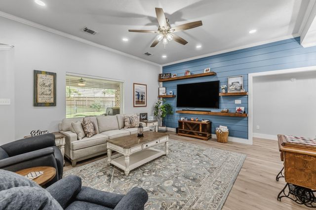 310 Augusta Drive, Huntsville, TX 77340