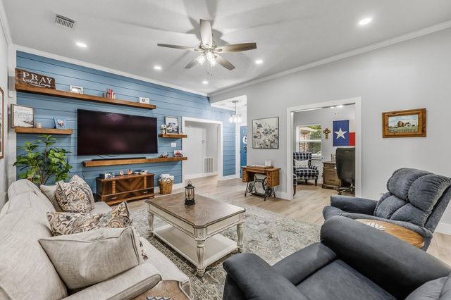 310 Augusta Drive, Huntsville, TX 77340