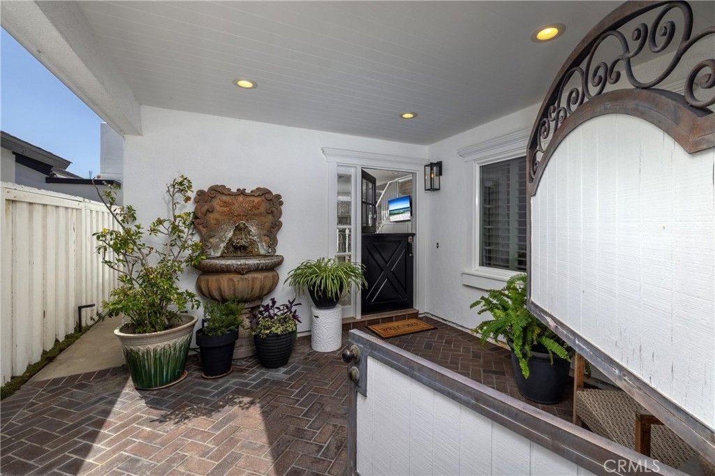 Image 2 of property listing at 331 Walnut Street, Newport Beach, CA 92663