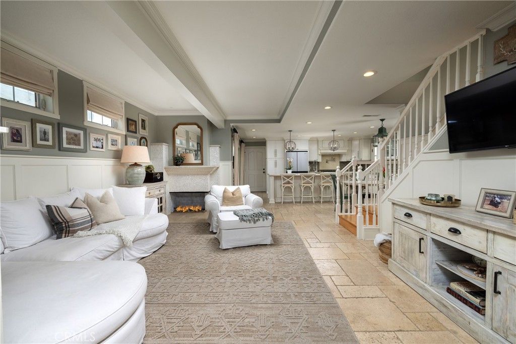 Image 3 of property listing at 331 Walnut Street, Newport Beach, CA 92663