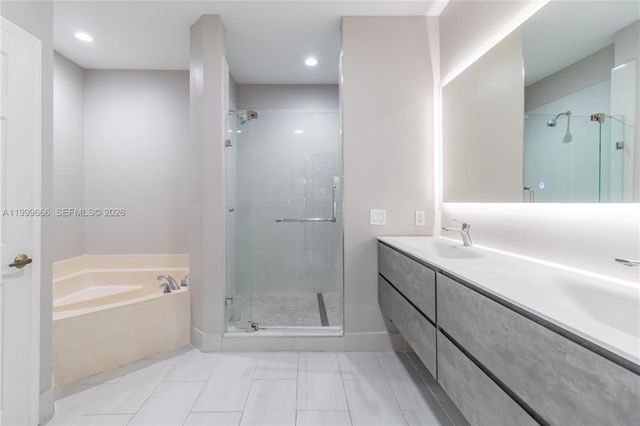 1611 Passion Vine Cir 12-2, Weston, FL 33326