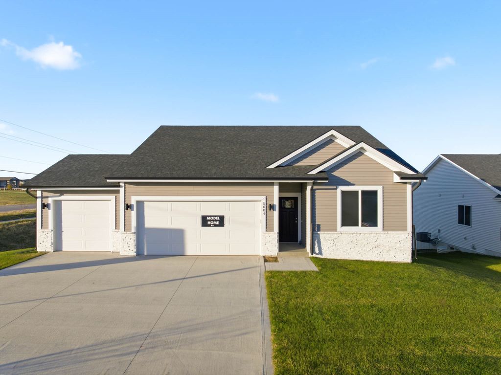 5684 Brookview Avenue, Des Moines, IA 50317
