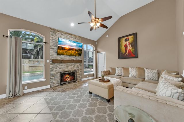 10904 Sycamore Drive N, La Porte, TX 77571