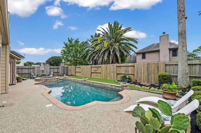 10904 Sycamore Drive N, La Porte, TX 77571
