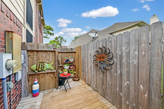 10904 Sycamore Drive N, La Porte, TX 77571