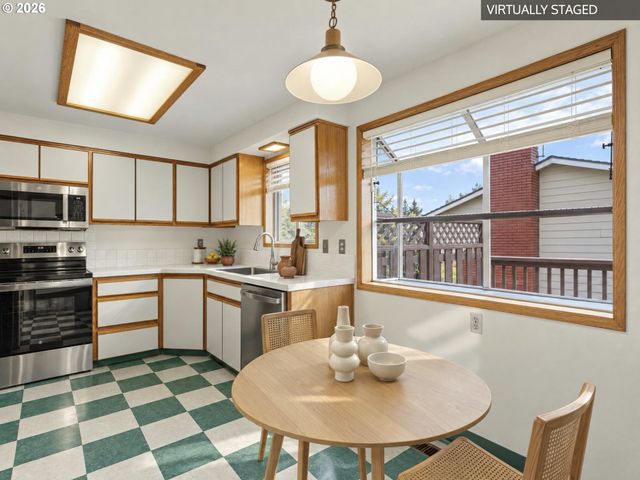 17355 Ne WASCO St, Portland, OR 97230