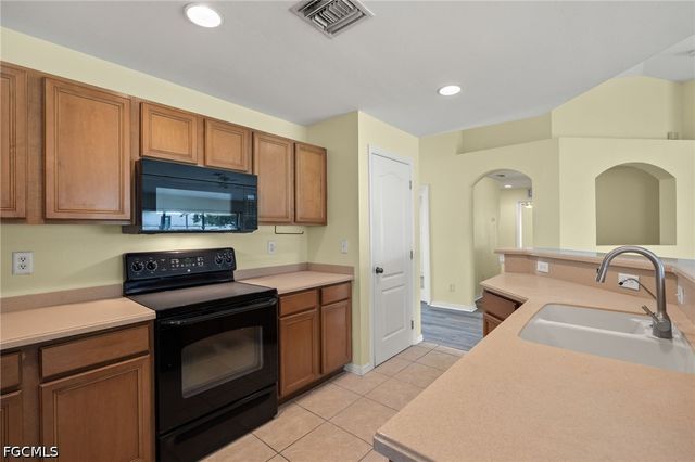 2102 NW 9th ST, Cape Coral, FL 33993