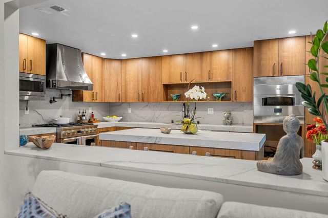 2126 University Park Dr, Sacramento, CA 95825