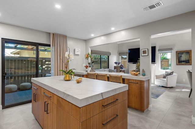 2126 University Park Dr, Sacramento, CA 95825