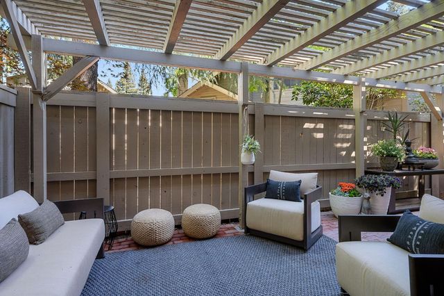 2126 University Park Dr, Sacramento, CA 95825