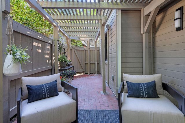 2126 University Park Dr, Sacramento, CA 95825