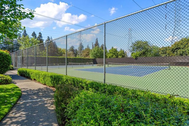 2126 University Park Dr, Sacramento, CA 95825