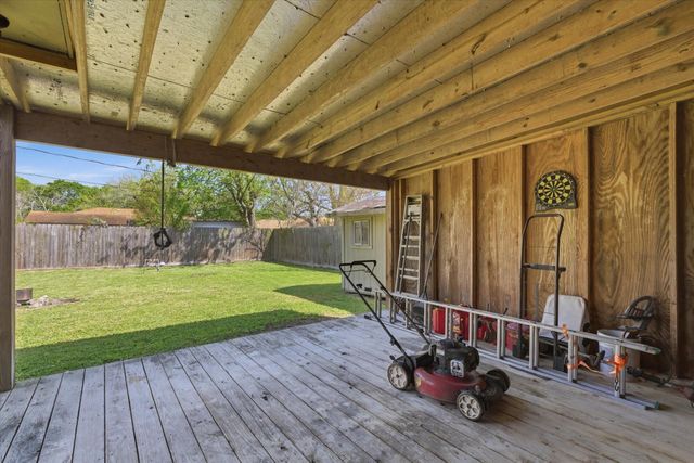 805 S Circle Drive, Baytown, TX 77520