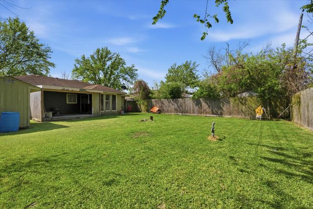 805 S Circle Drive, Baytown, TX 77520
