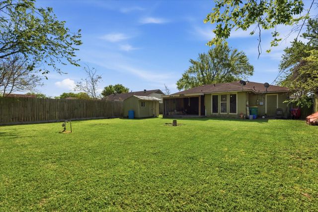 805 S Circle Drive, Baytown, TX 77520