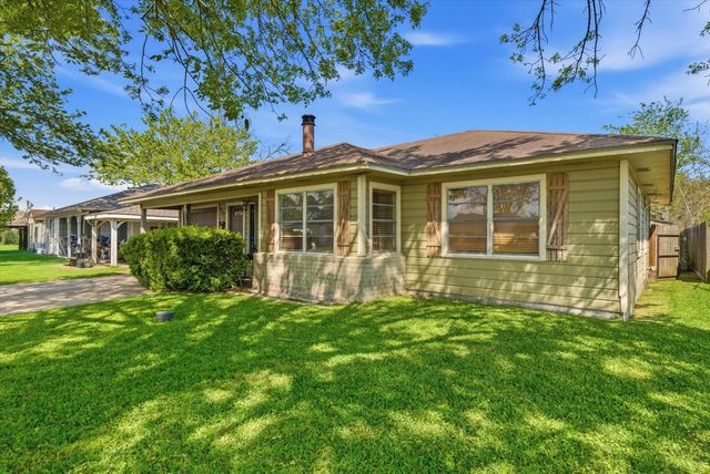 805 S Circle Drive, Baytown, TX 77520