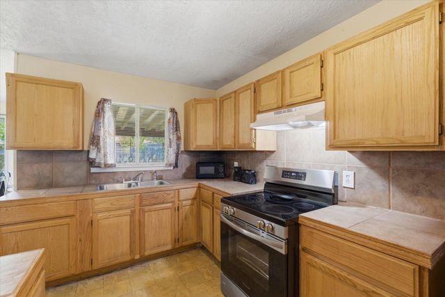 805 S Circle Drive, Baytown, TX 77520