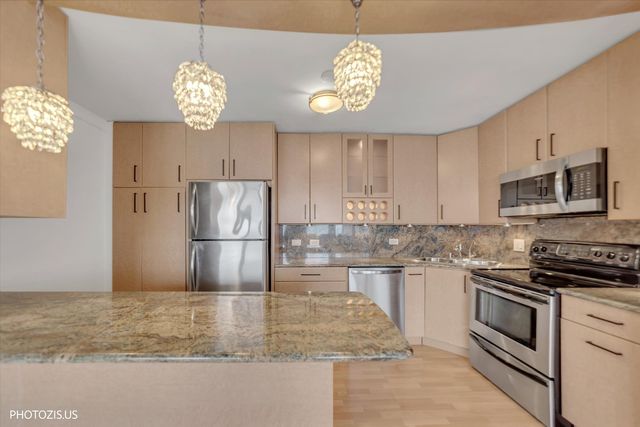 6301 N Sheridan Road 11R, Chicago, IL 60660