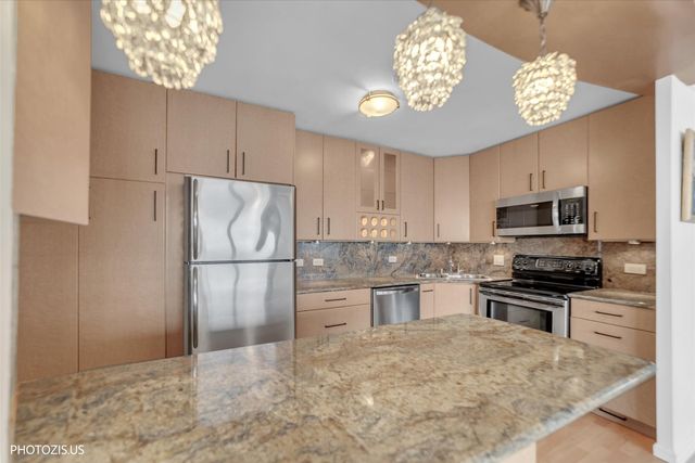 6301 N Sheridan Road 11R, Chicago, IL 60660