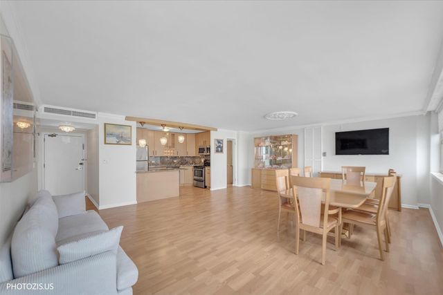 6301 N Sheridan Road 11R, Chicago, IL 60660