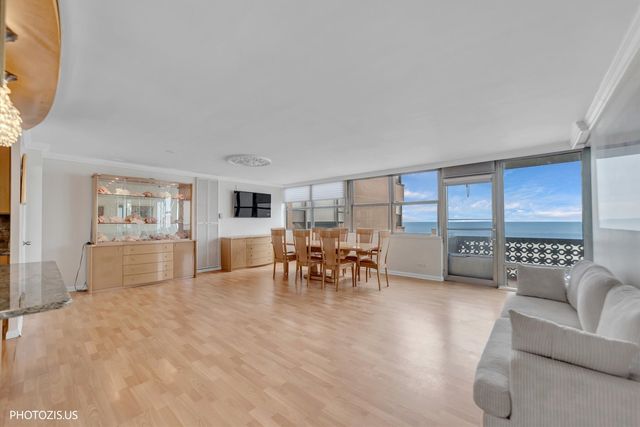 6301 N Sheridan Road 11R, Chicago, IL 60660