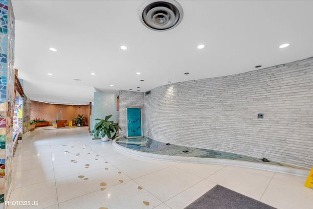 6301 N Sheridan Road 11R, Chicago, IL 60660