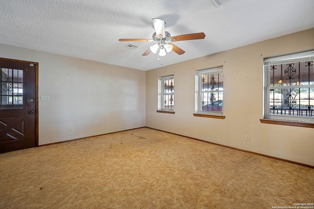 1431 S SH-123, Karnes City, TX 78118