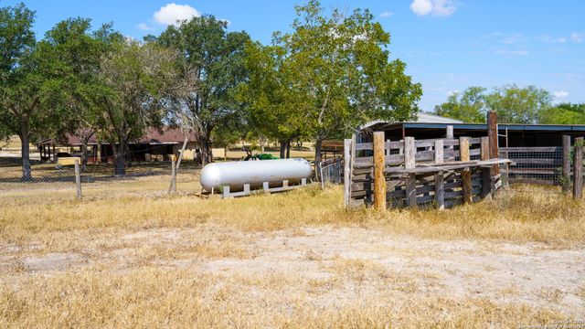 1431 S SH-123, Karnes City, TX 78118
